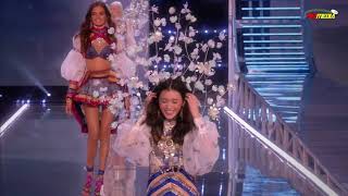 Victoria Secret 2017 Ming Xi bất ngờ vấp ngã trên sân khấu [upl. by Eekcaj]