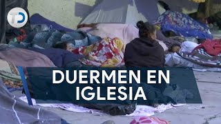 Migrantes duermen en iglesia con bolsas como colchas [upl. by Aela114]