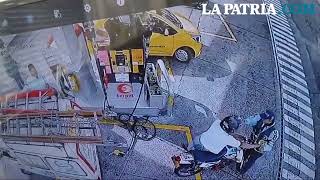 Agente de tránsito y motociclista se enfrentan en gasolinera de Manizales [upl. by Ecad]