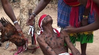 A la rescousse des sorciers présumés du Kenya I AFP Reportage [upl. by Laeynad335]