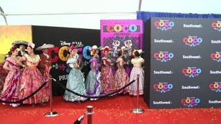 Festa a Hollywood per la prima di Coco di Disney Pixar [upl. by Nortyad400]