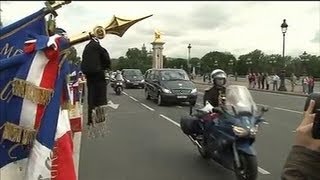 Hommage aux 4 soldats tués  les familles se recueillent aux Invalides [upl. by Elleynad]