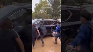 Vecinos de Paiporta DESTROZAN el coche de Pedro Sánchez cuando huía de Paiporta [upl. by Germann]