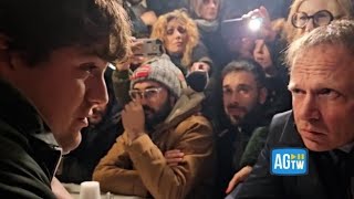 Un giovane agricoltore in lacrime davanti al ministro Lollobrigida «Voglio vivere del mio [upl. by Anileba]