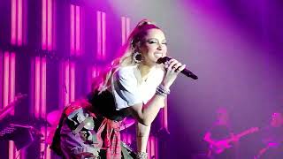 Hadise  Evlenmeliyiz  İstanbul KM Konseri 26 Mart 2022 [upl. by Elletsyrc]