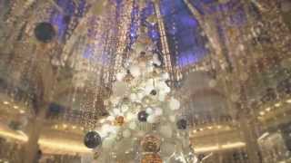 Montage du sapin de Noël aux Galeries Lafayette Haussmann [upl. by Walke]