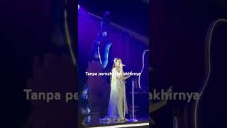 Menunggu Tapi Kenyataannya dia di sana🙂  Tiara Andini  Masih Hatiku Live Performance [upl. by Dalohcin]