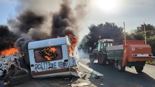 Aude des agriculteurs bloquent un péage de lA9 à Narbonne  AFP Images [upl. by Noicpesnoc824]