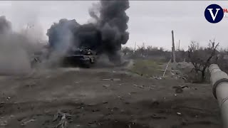 Desde el interior de un tanque ruso atacado por artillería ucraniana en el Donbass [upl. by Carlynne]