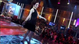 İrem Sak  Sürünüyorum  Beyaz Show  02032012 [upl. by Stewart]