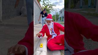 A Santa Claus le encanta jugar con carros 🚕🚗🎅🤣 shorts carros santaclaus comedy [upl. by Scholem]