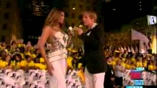 Shakira 2006MTVVMAs Beyonce talks about Shakira RedCarpet [upl. by Netram472]