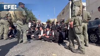 Decenas de ultraortodoxos bloquean el centro de reclutamiento militar en Jerusalén [upl. by Ara]