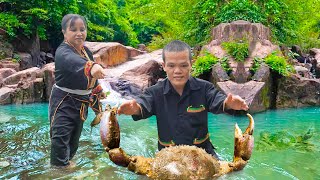 Dwarf Family Takes Daughter to School and Catches Giant Mountain Crab [upl. by Eelrebma356]