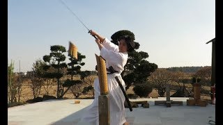 TAMESHIGIRI SAMURAI  Latihan Memotong Target Dengan Pedang Katana Shinken [upl. by Arne370]