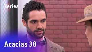 Acacias 38 Íñigo no quiere esconder su relación con Leonor Acacias777  RTVE Series [upl. by Robenia]