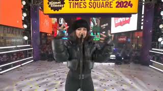 Maria Becerra  Corazón Vacío PRESENTACIÓN EN EL TIME SQUARE [upl. by Duer]