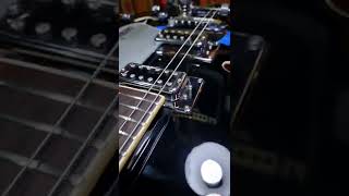 Colocando Cordas  Ponte Bigsby Guitarra Gretsch shorts [upl. by Nosirb]