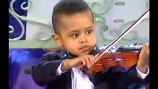 Niño de tres años tocando violín [upl. by Sirhc]