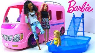 NUEVO COCHE BARBIE CAMPER CON TOBOGÁN Y PISCINA  CUENTO DE MUÑECAS GABY DOUGLAS BARBIE Y CHELSEA [upl. by Raimund]