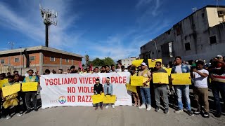 Aggressioni a immigrati a Grumo Nevano manifestazione per la pace [upl. by Kirst]