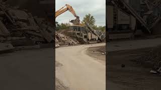 Aktuell räumt der große Steinbrecher von Kafril unseren Lagerplatz auf bau baustelle bagger [upl. by Hezekiah3]