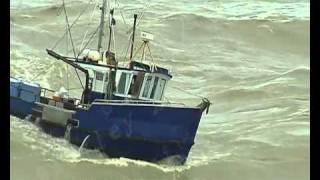 Fishing boats nearly capsize entering the Greymouth River aka Guy brings in boat like a rock star [upl. by Ramoh756]