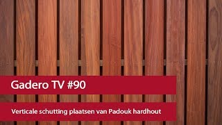 90 Verticale schutting plaatsen van Padouk hardhout [upl. by Sumetra]