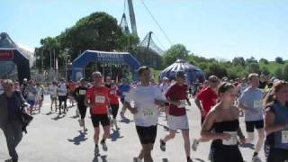 Halbmarathon München 2011  Start Halbmarathon und 10 km Lauf im Olympiapark [upl. by Nniroc411]