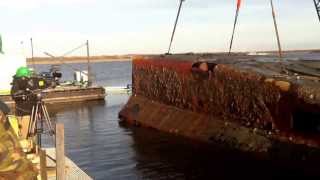 Deel Duitse mijnenlegger boven water in Veerse Meer [upl. by Nywroc228]