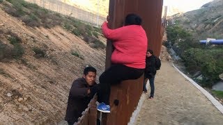 Las familias migrantes saltan la valla fronteriza de Tijuana y se dirigen a los Estados Unidos [upl. by Maupin]