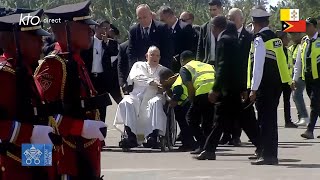 Accueil officiel du pape François à laéroport international de Dili  Timor oriental [upl. by Acirem464]