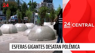 Polémica por instalación de esferas gigantes en vereda del Costanera Center  24 Horas TVN Chile [upl. by Mackintosh]