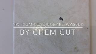 Natrium reagiert mit Wasser [upl. by Obnukotalo]