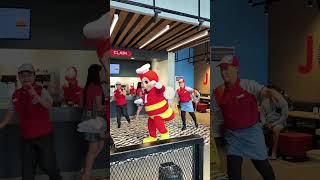 Jollibee Mascot performs on weekend at Jollibee Tagaytay [upl. by Budge227]