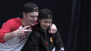 Gillende fans voor vlogger Enzo Knol op Van Maerlantlyceum in Eindhoven [upl. by Celka938]