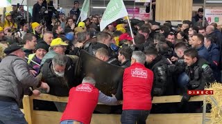 Emmanuel Macron hué par des manifestants à linauguration du Salon de lagriculture  Explications 8 [upl. by Htiduy]