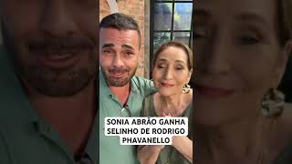 Sonia Abrão é surpreendida com selinho de Rodrigo Phavanello [upl. by Che]