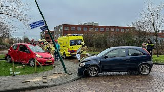 Auto belandt in voortuin na botsing in Drachten [upl. by Aniaz]