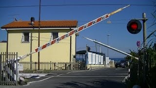 Spoorwegovergang Albenga I  Railroad crossing  Passaggio a livello [upl. by Xilef246]