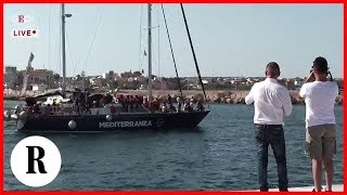 Migranti larrivo del veliero Alex a Lampedusa applausi nel porto [upl. by Nerraf]