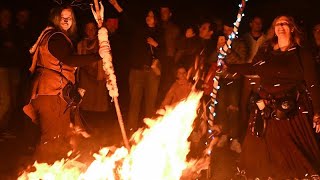 Den Winter vertreiben Hexenfans feiern Walpurgisnacht auf Burg Plankenstein [upl. by Minor]