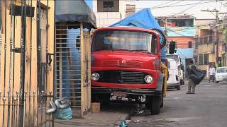 Um bairro que sofre com os caminhões [upl. by Jotham389]