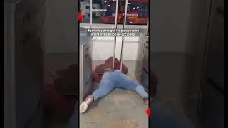 Mujer intentó colarse en Transmilenio y quedó atrapada  El Espectador [upl. by Siver]