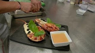 Plats de fête  Homard soufflé sauce corail [upl. by Aoh987]