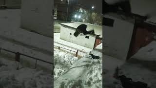 САЛЬТО С ГАРАЖА parkuor snow паркур сальто flip [upl. by Haymes]