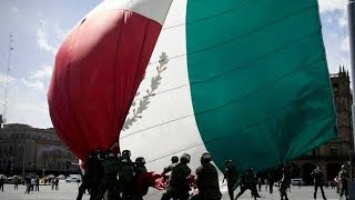 VIDEO ¡Soldados y civiles salvan la bandera de México  Somos más los buenos [upl. by Atirehgram]