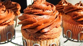 Receta Cupcakes de vainilla con cubierta de chocolate [upl. by Marten]