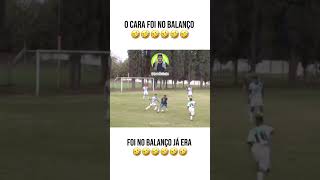 O marcador foi no balanço e acabou no chão 🤣⚽ Que resenha 😂👏🏾futebol jerdinhojc FutebolHumor [upl. by Nirel]