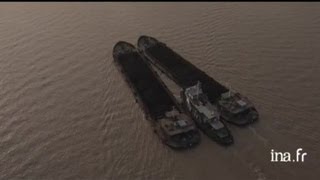 Chine Shanghai  barges sur le Huangpu [upl. by Eilsew724]